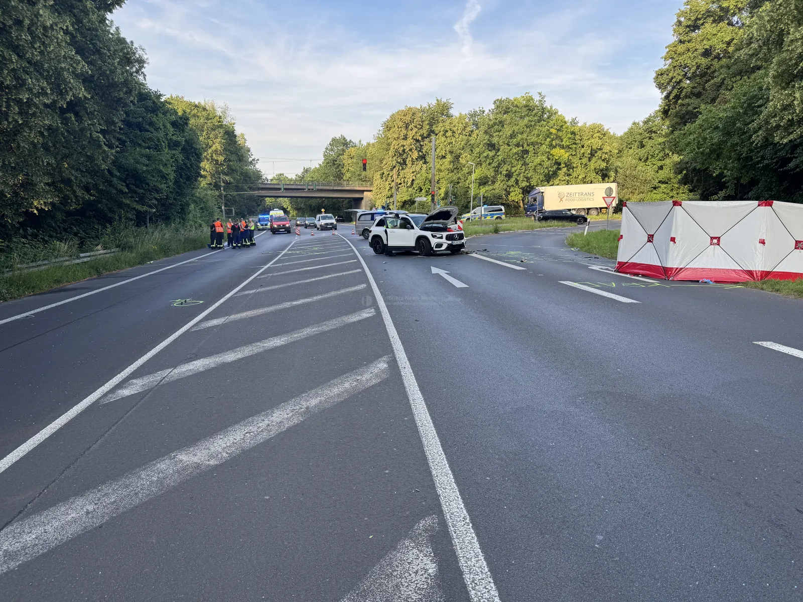 Unfallstelle B477 Bergheim mit beschädigtem weißen SUV