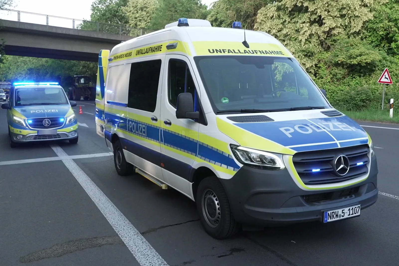 Polizei Unfallaufnahme Einsatzfahrzeuge auf B477 in Bergheim