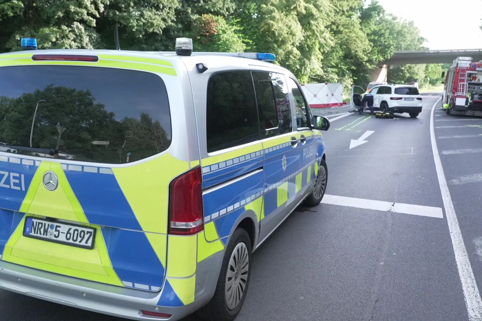 Polizeieinsatz am Unfallort auf B477 in Bergheim