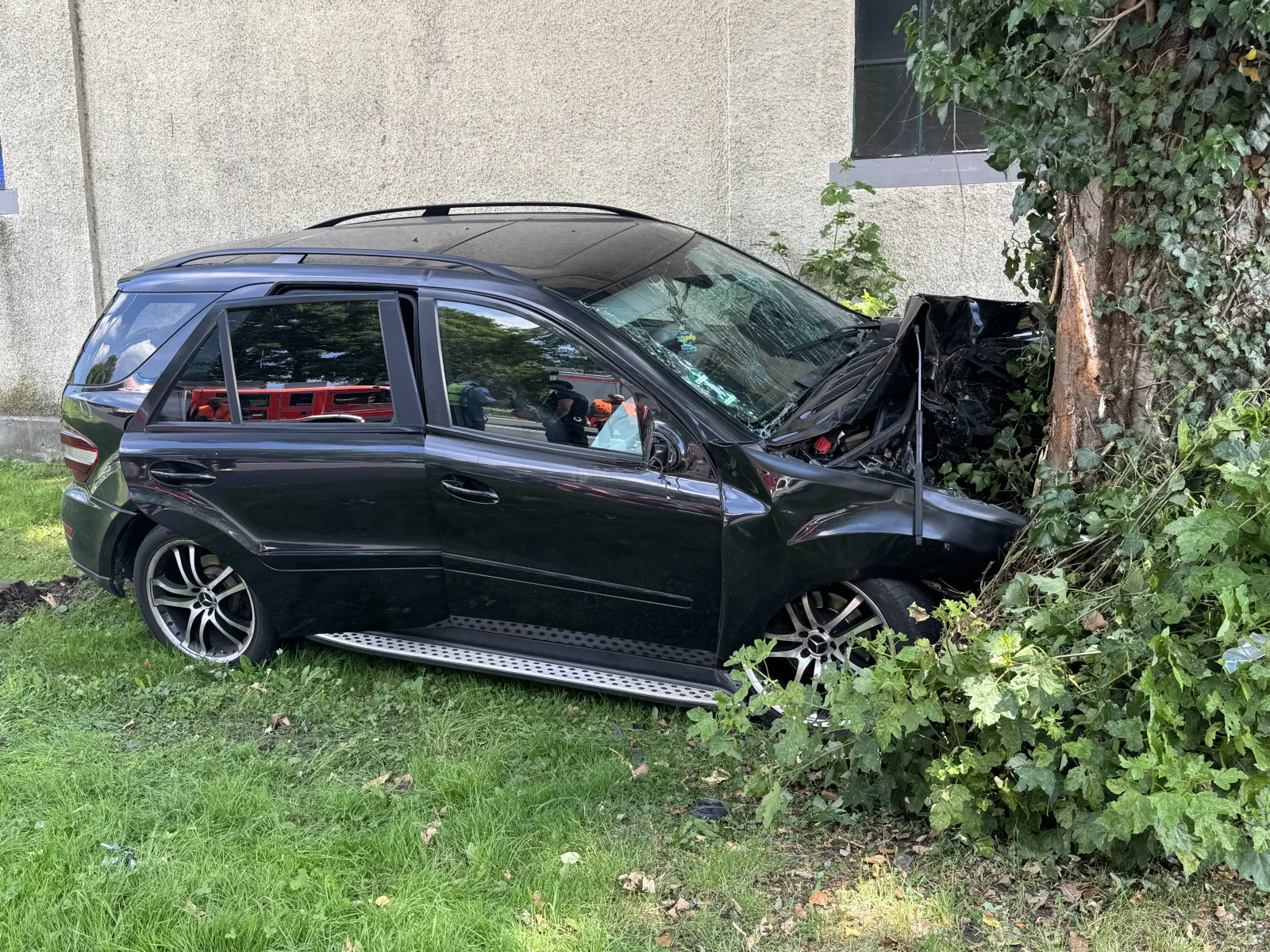 Schwarzer Pkw prallt in Baum in Wesseling