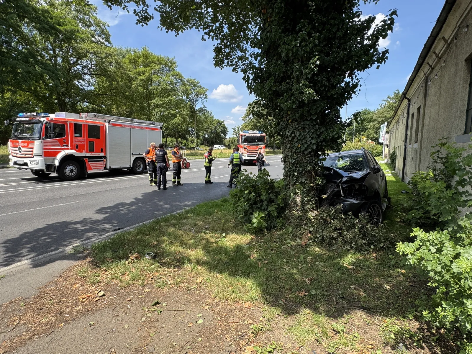 Unfallfahrzeug nach Straßenabkommen in Wesseling mit Einsatzkräften