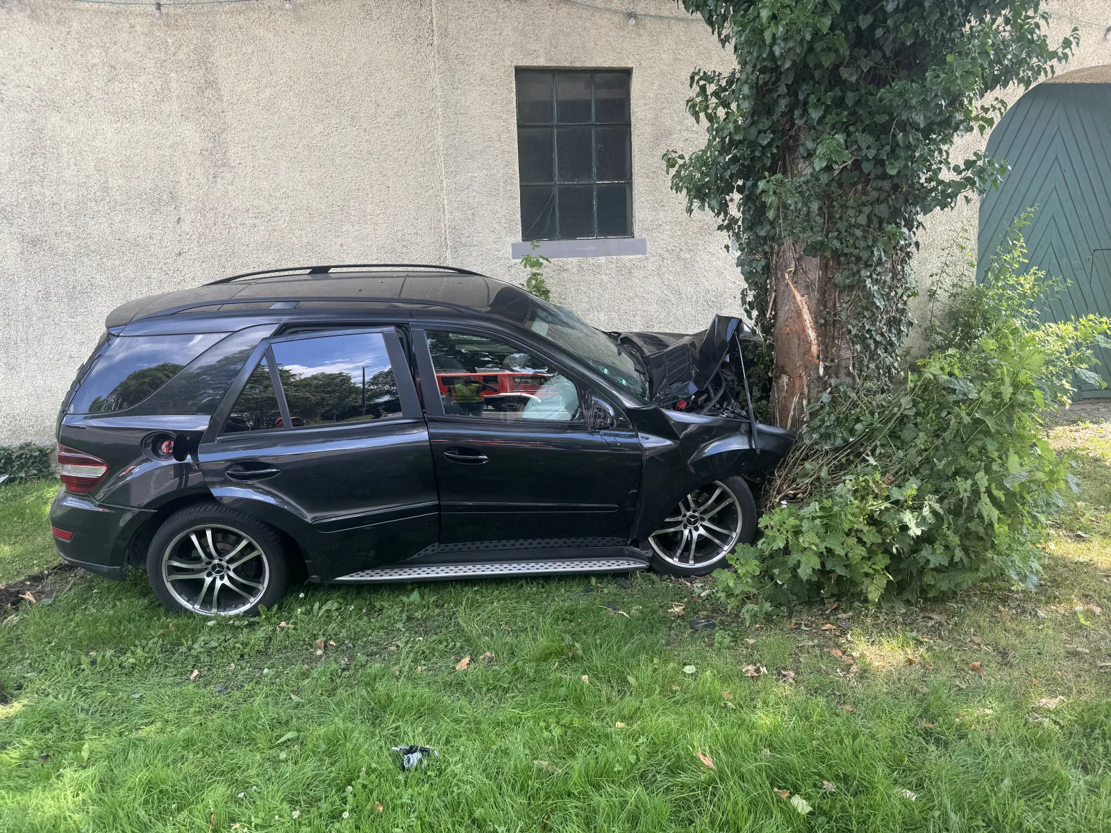 PKW-Unfall mit Baum in Wesseling
