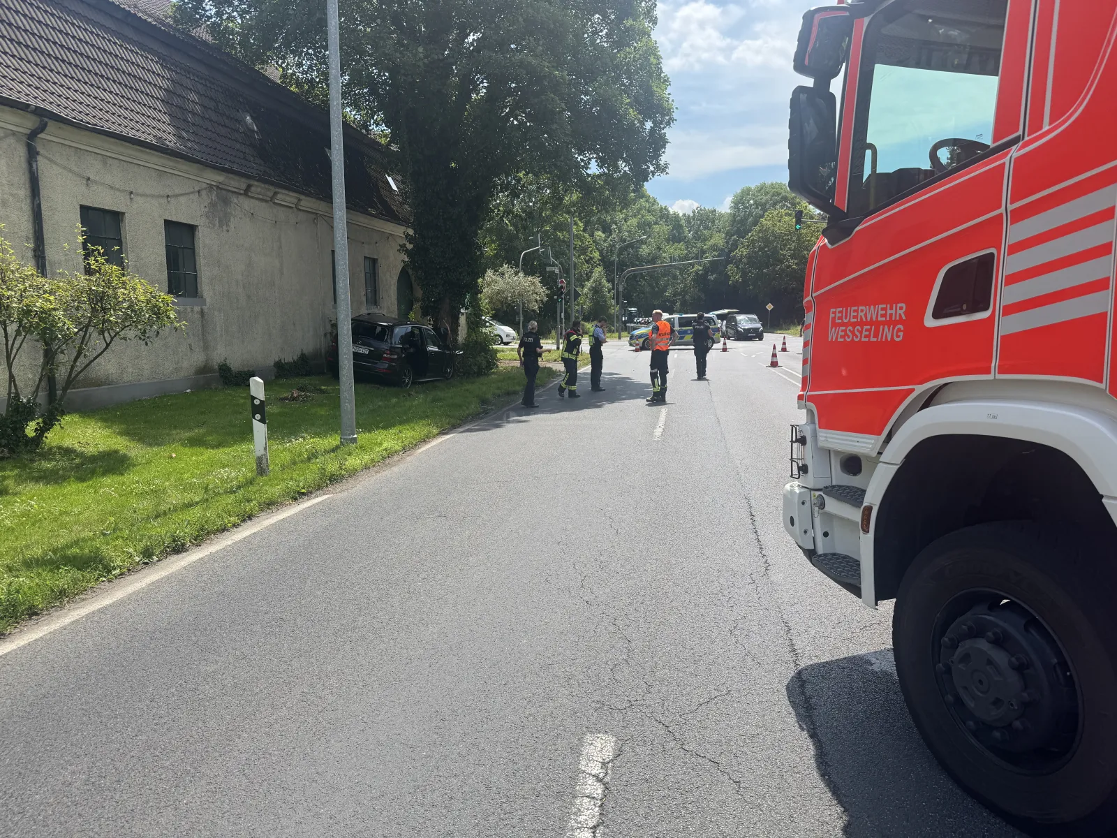 Unfallfahrzeug und Einsatzkräfte in Wesseling