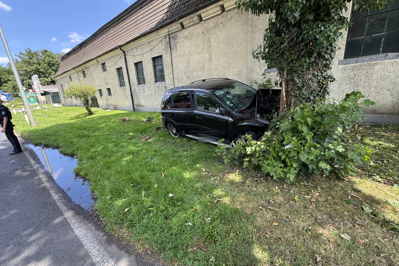Verunfallter schwarzer PKW an Baum in Wesseling