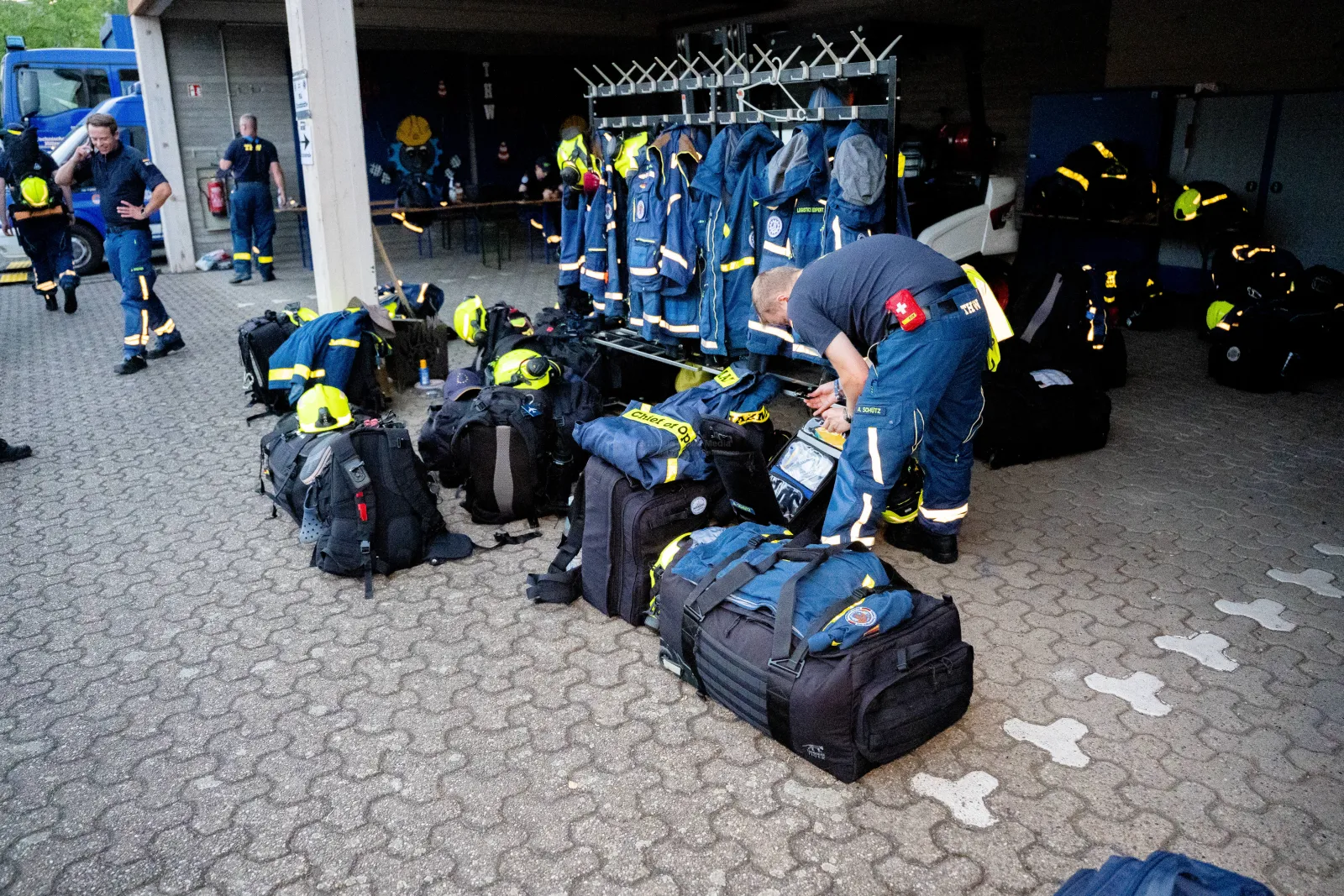 THW-Einsatzkräfte mit Ausrüstung in Köln-Porz vor Abreise nach Venezuela