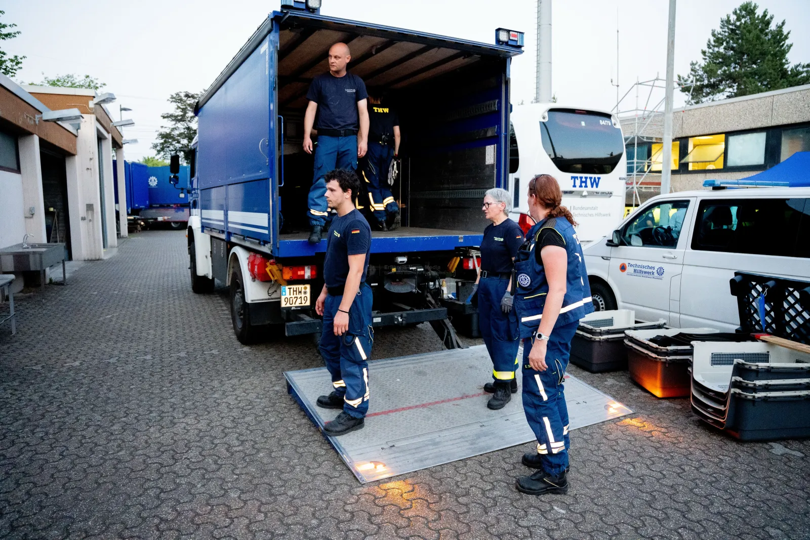 THW Einsatzkräfte bereiten sich beim Beladen eines Lastwagens in Köln-Porz vor