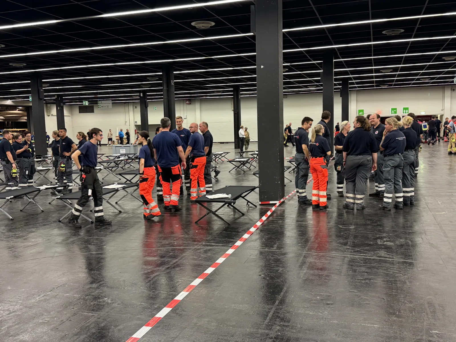 Feuerwehrleute und Einsatzkräfte in Patientenversorgungsstelle auf der Kölnmesse