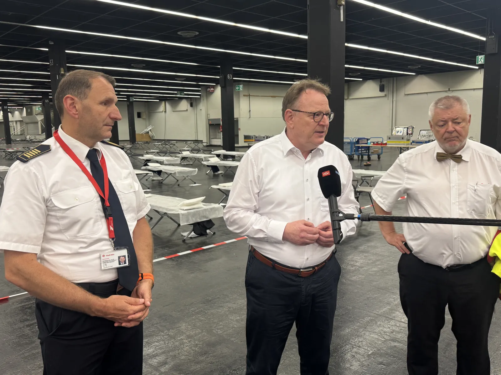 Feuerwehr und Verantwortliche vor Patientenversorgungsstelle auf der Kölnmesse