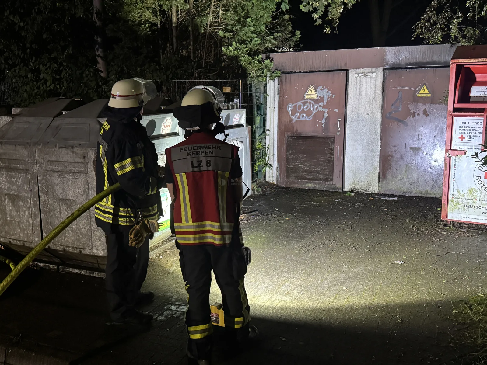 Feuerwehrleute vor Trafostation bei Nacht in Kerpen