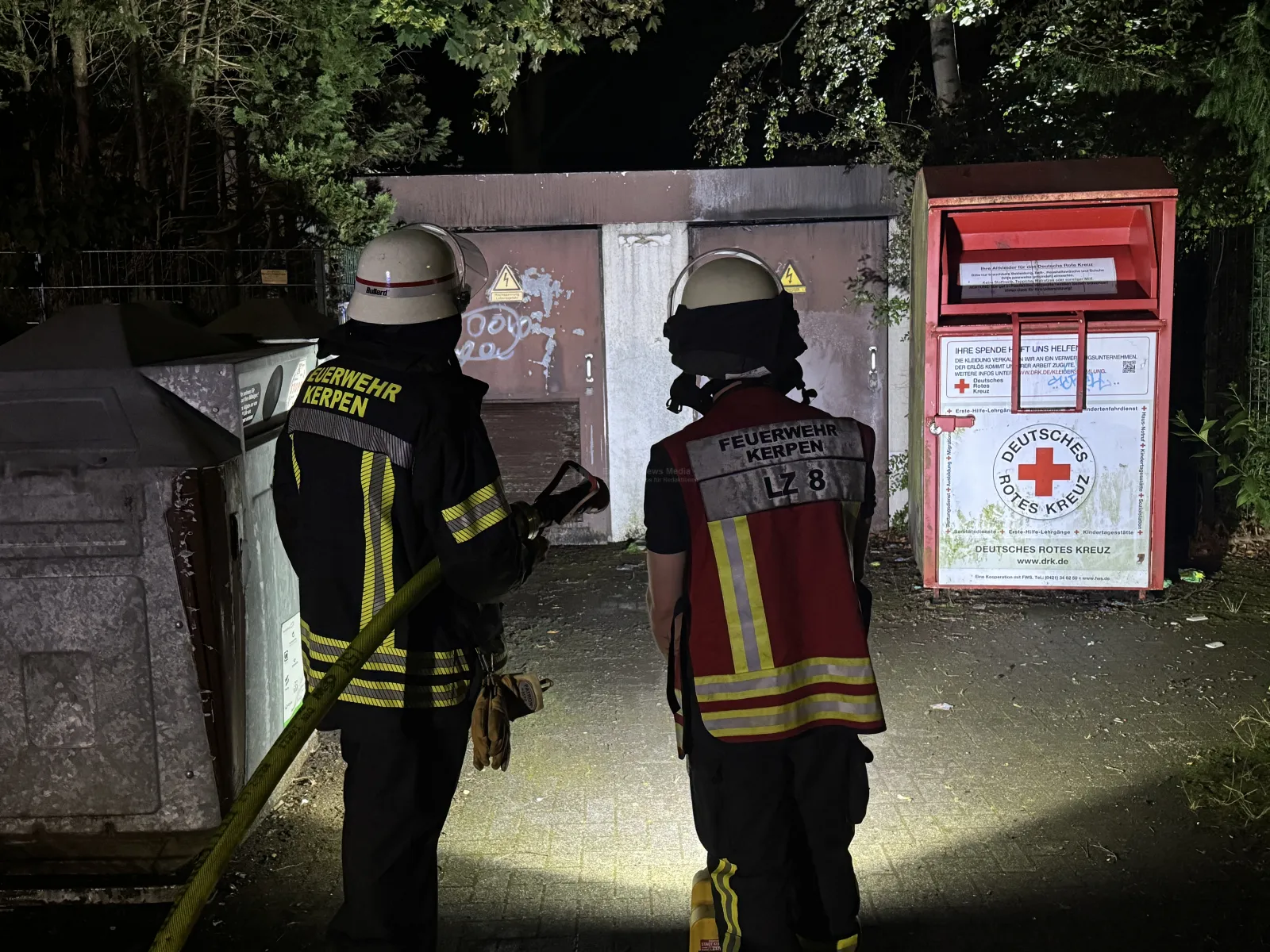 Feuerwehr Kerpen bei Einsatz an Trafostation in der Nacht