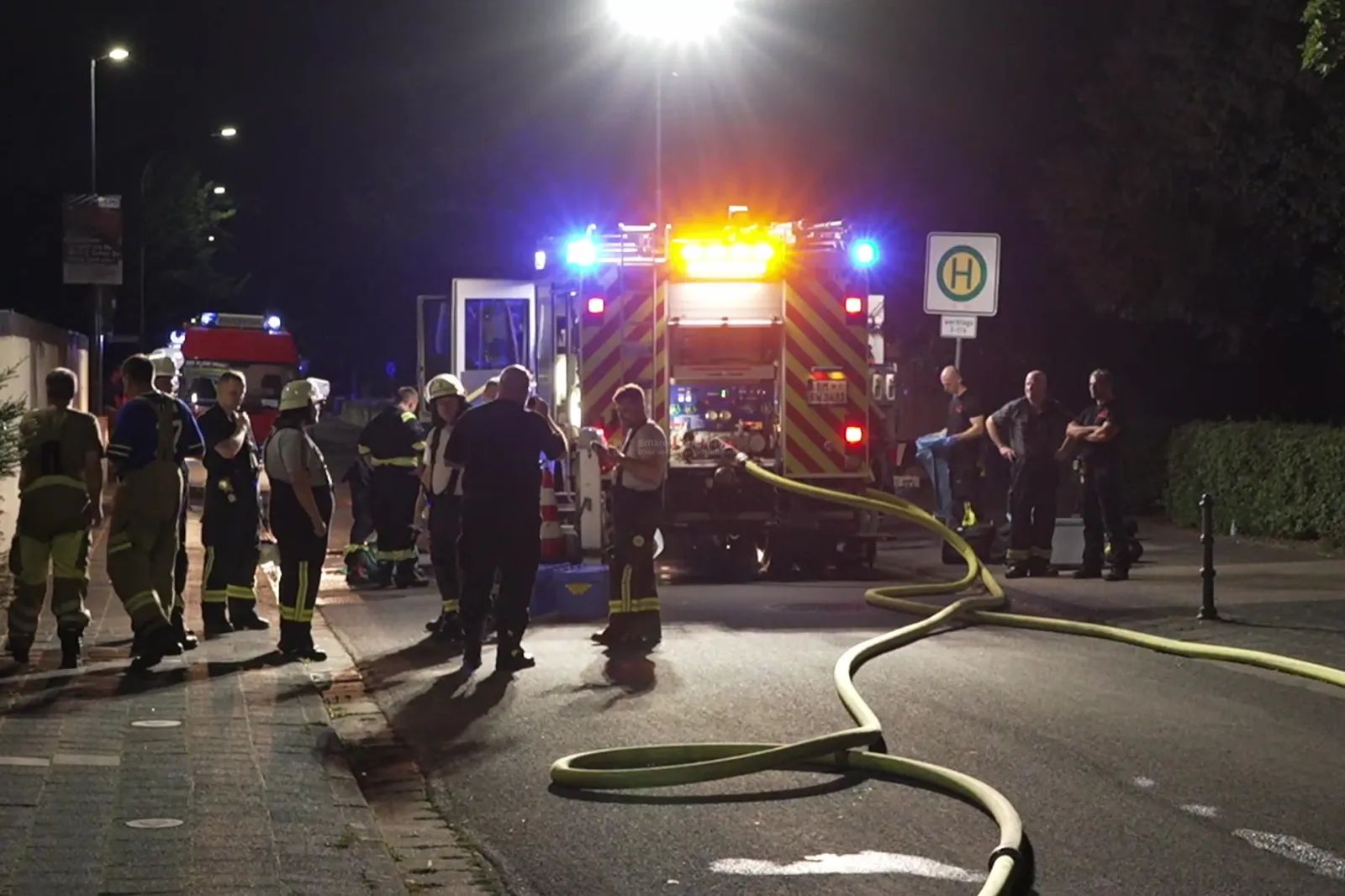 Feuerwehrfahrzeug und Einsatzkräfte bei nächtlichem Brandeinsatz in Kerpen-Sindorf