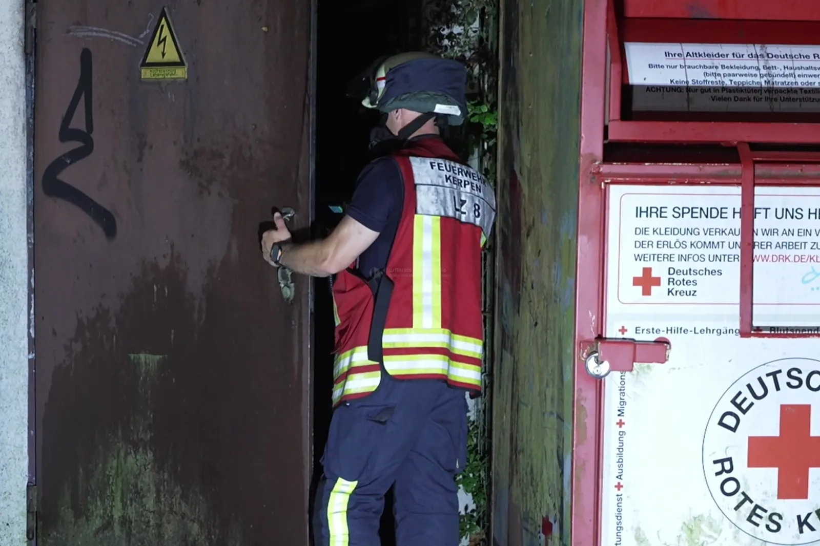 Feuerwehrmann öffnet Tür zu Trafostation bei Einsatz in Sindorf