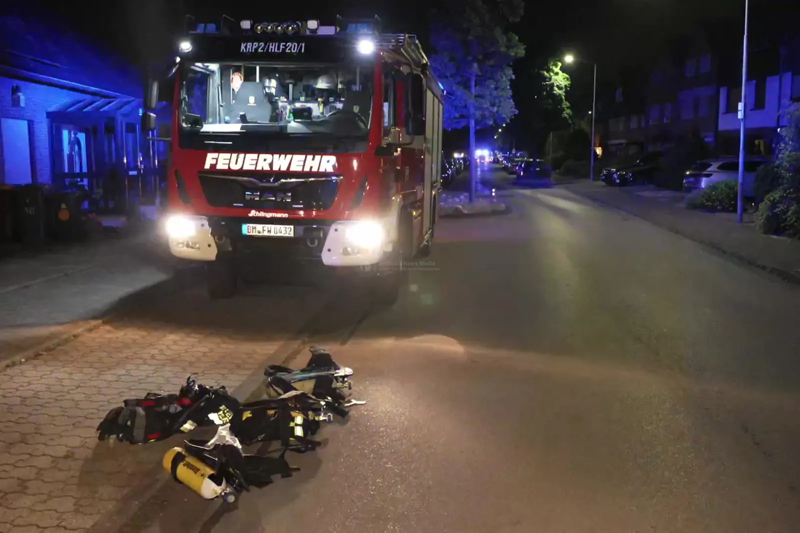 Feuerwehrfahrzeug in Kerpen bei Einsatz an Nachtstraße