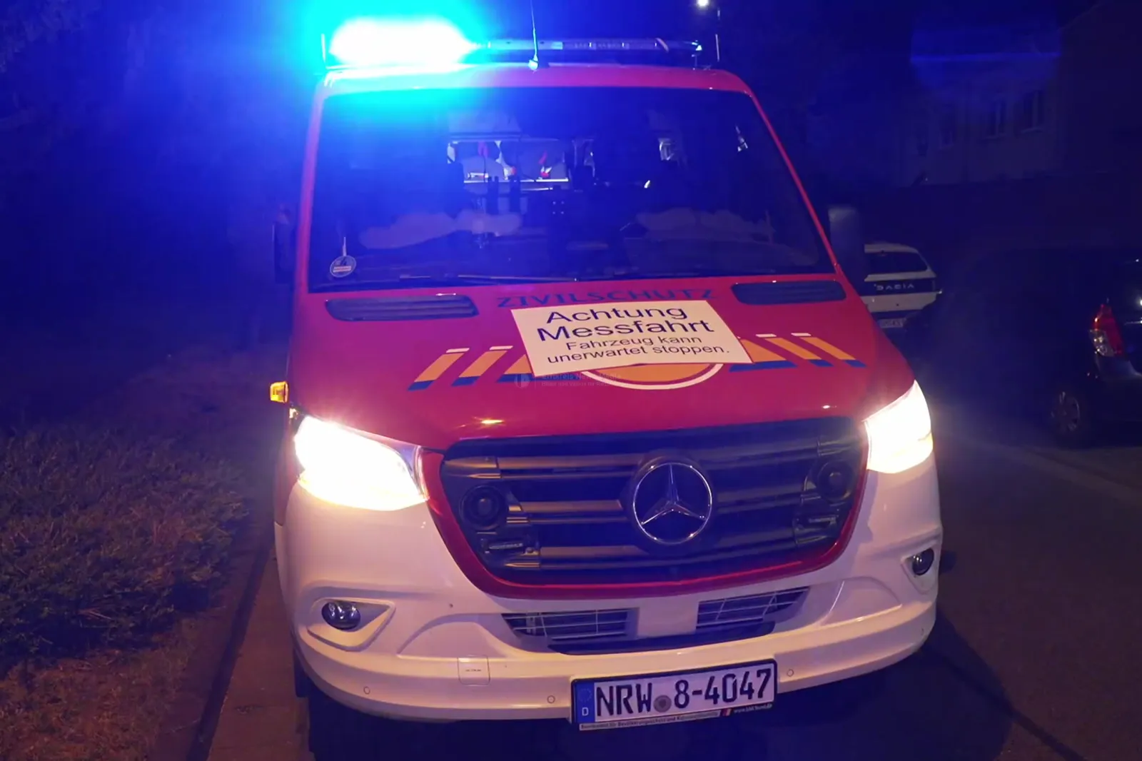 Zivilschutzfahrzeug mit Warnschild und Blaulicht in Kerpen-Sindorf