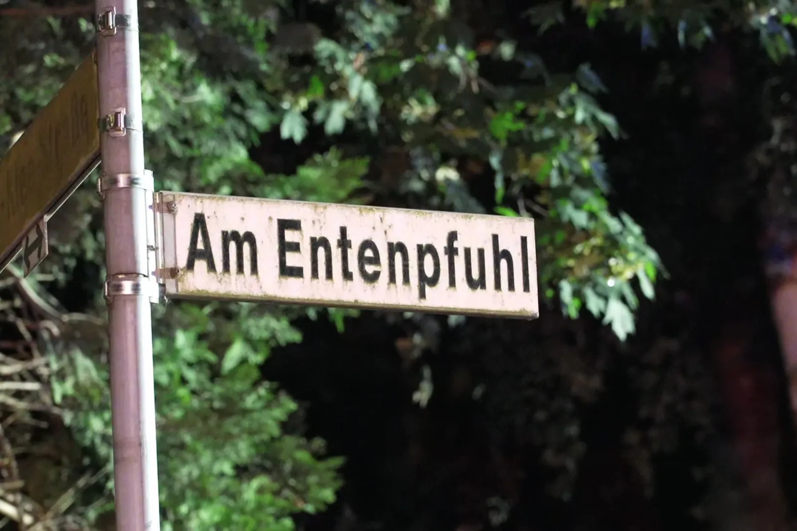 Straßenschild Am Entenpfuhl in Sindorf bei Nacht