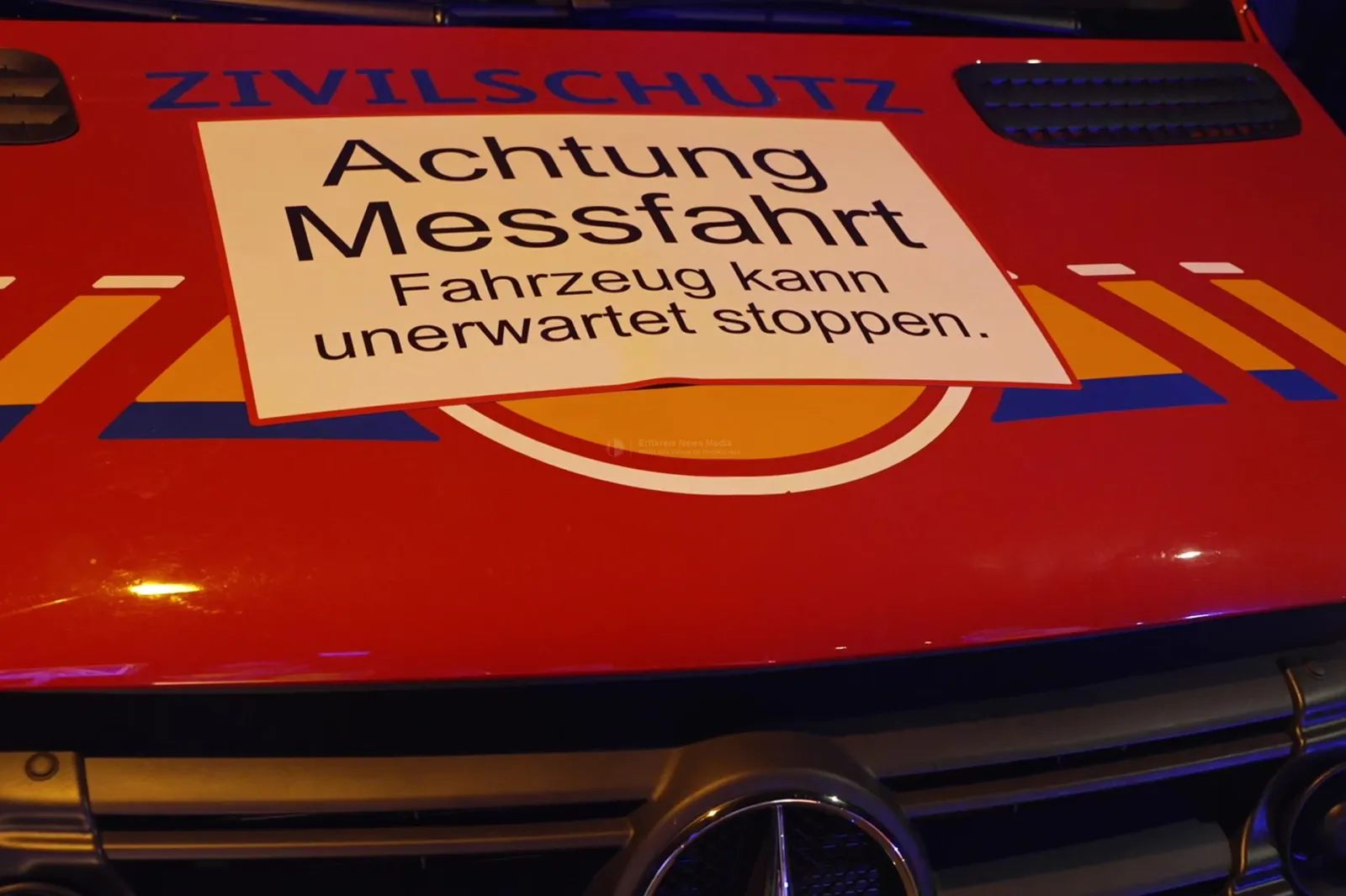 Fahrzeug mit Warnschild Messfahrt des Zivilschutzes in Kerpen