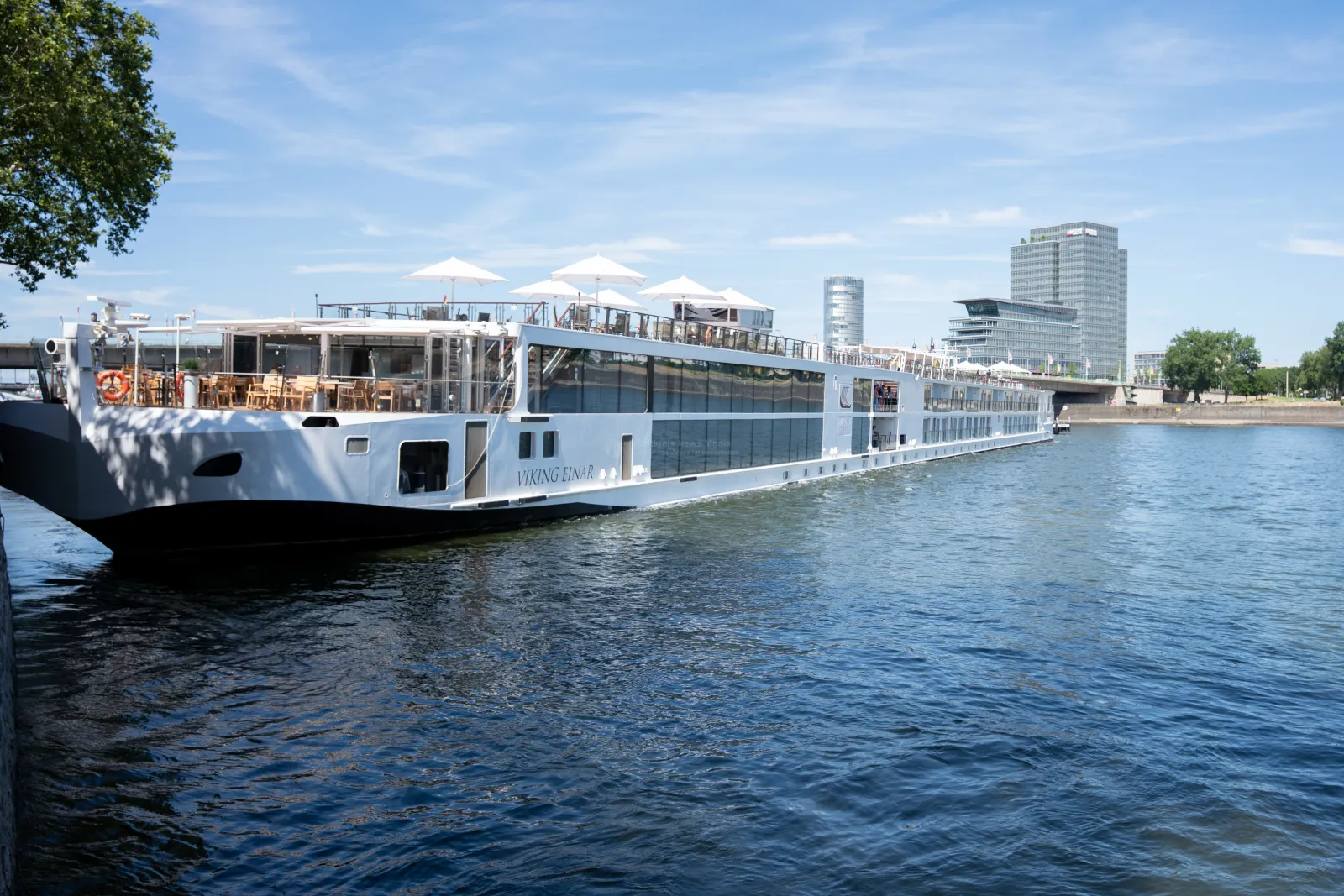 Flusskreuzfahrtschiff Viking Einar quer im Rhein bei Deutzer Brücke festgefahren