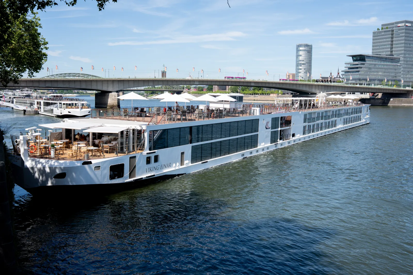 Flusskreuzfahrtschiff Viking Einar quer im Rhein vor Deutzer Brücke in Köln