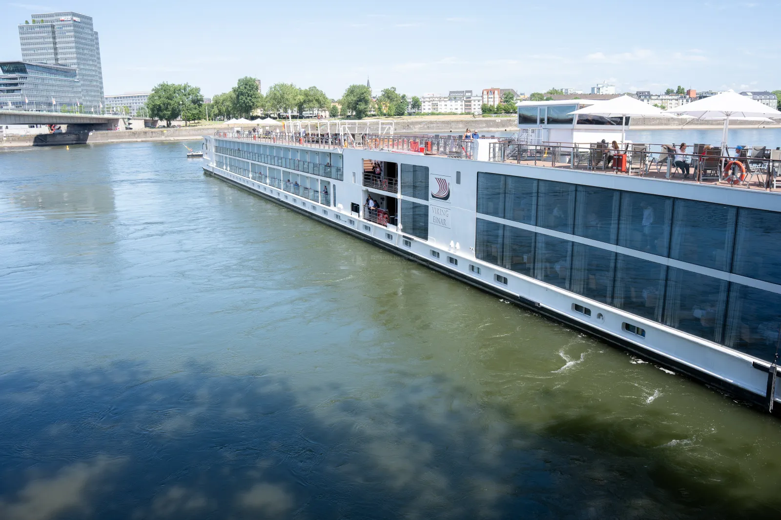 Flusskreuzfahrtschiff Viking Einar quer im Rhein an Deutzer Brücke in Köln
