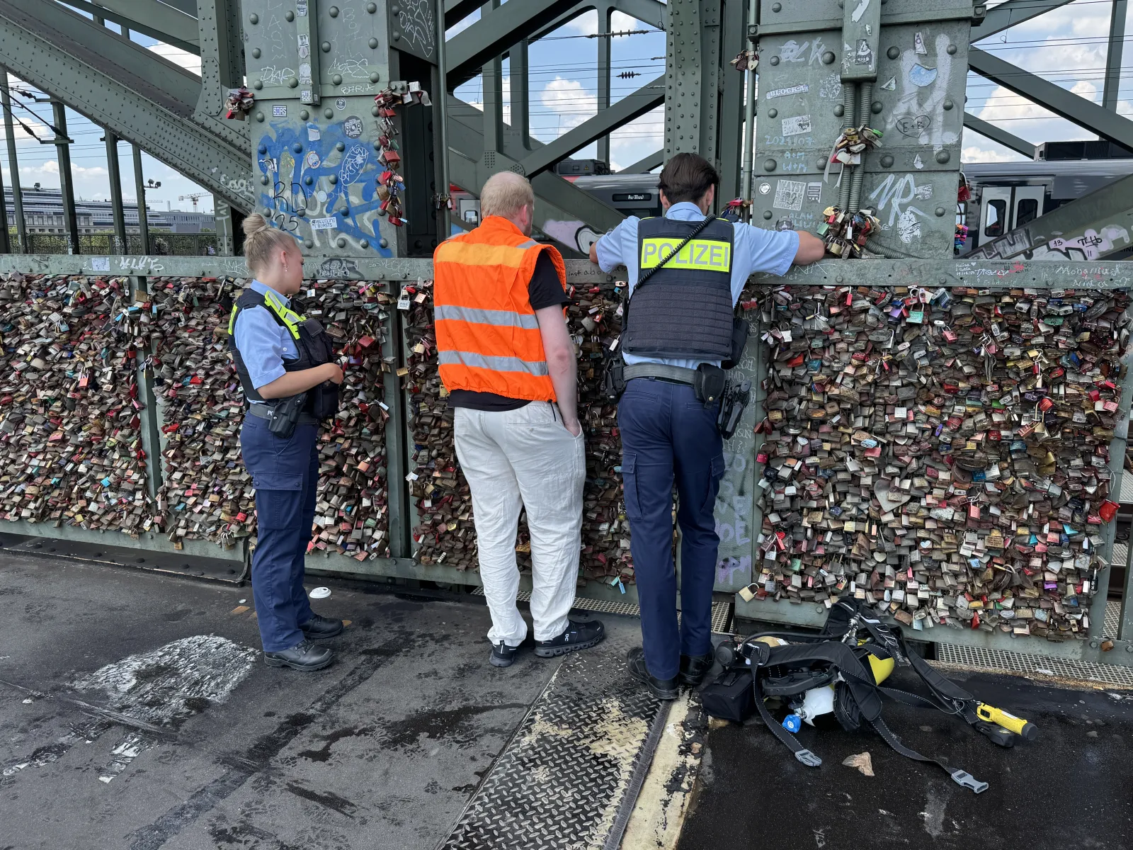 Einsatzkräfte neben Hohenzollernbrücke mit Liebesschlössern