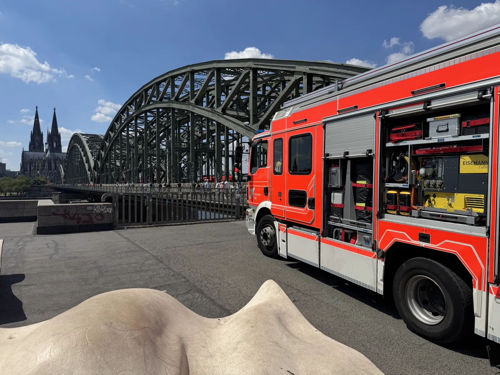 Feuerwehrfahrzeug vor der Hohenzollernbrücke in Köln