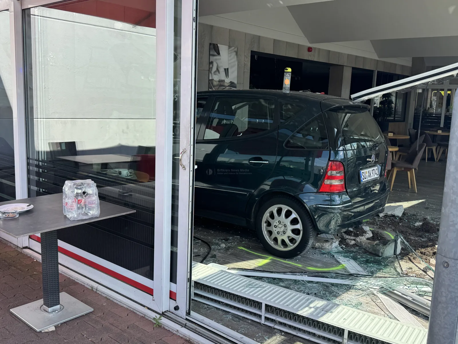 Mercedes fährt in Konditorei in Bornheim