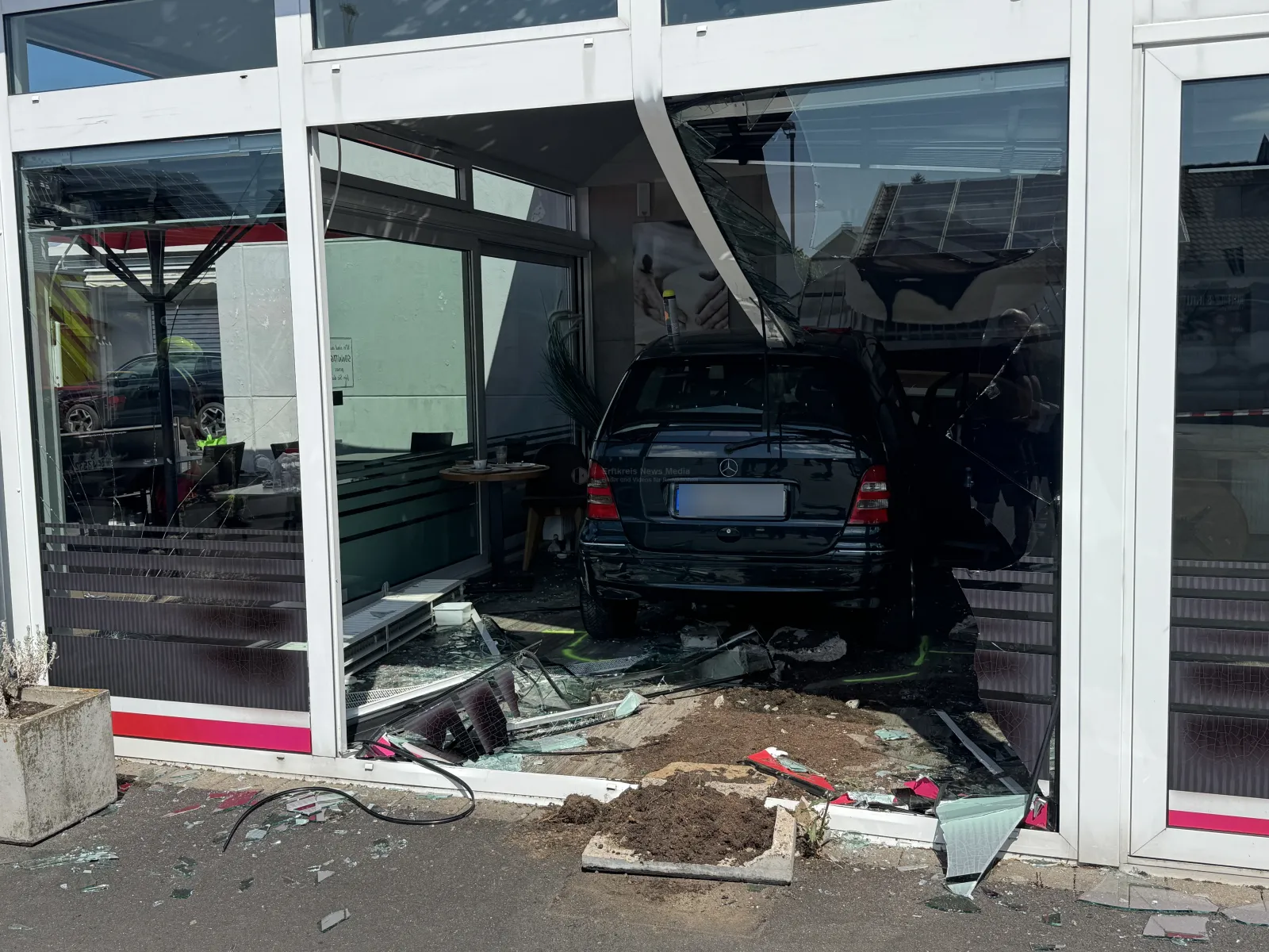 Mercedes fährt in Konditorei in Bornheim