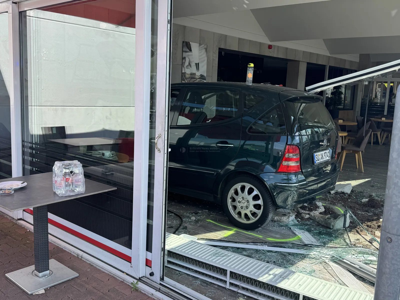 Mercedes fährt in Konditorei in Bornheim