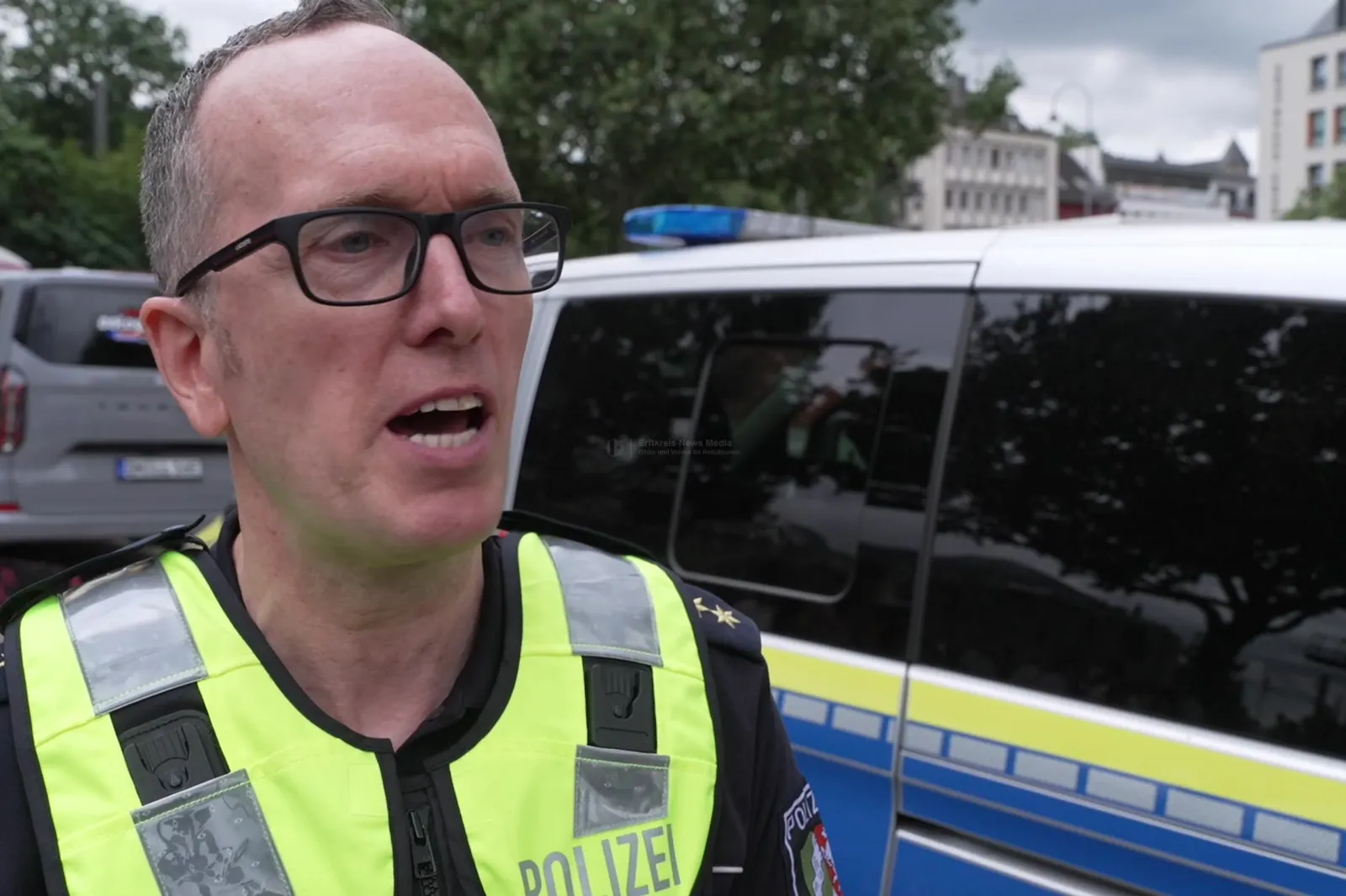 Polizist mit reflektierender Weste bei ColognePride 2026 in Köln
