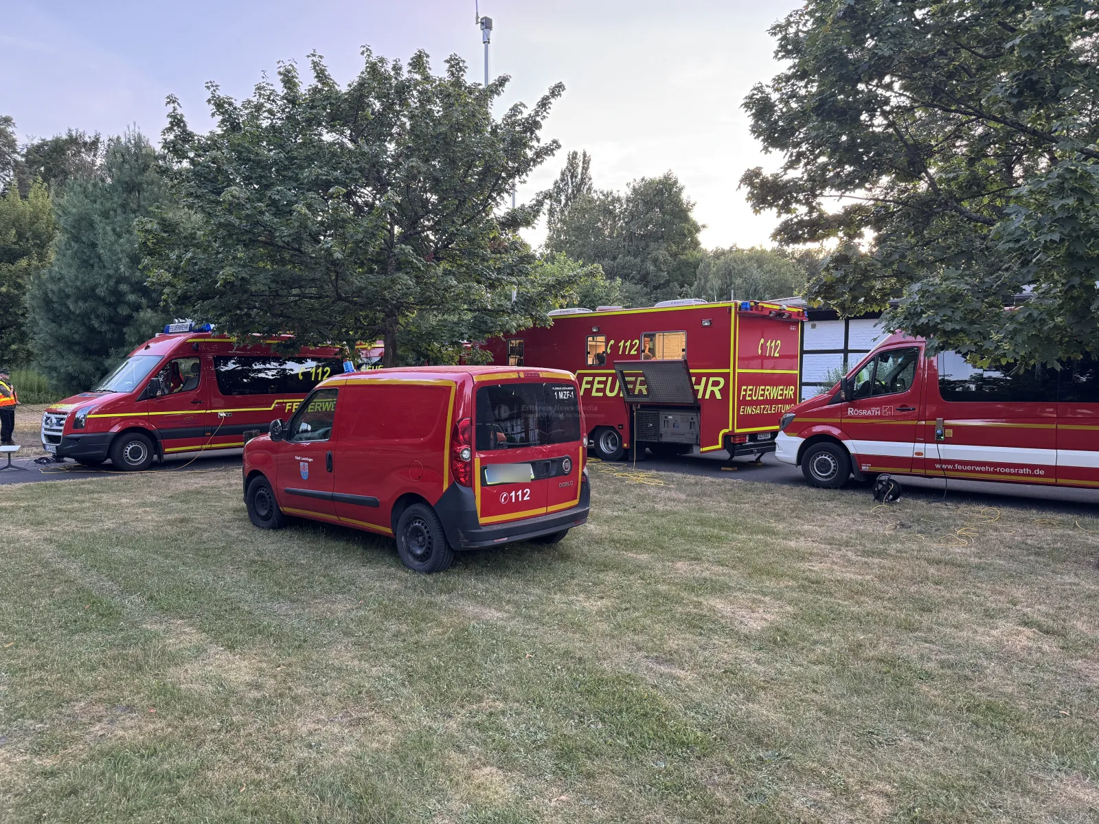 Feuerwehreinsatzfahrzeuge bei Waldbrand in Rösrath