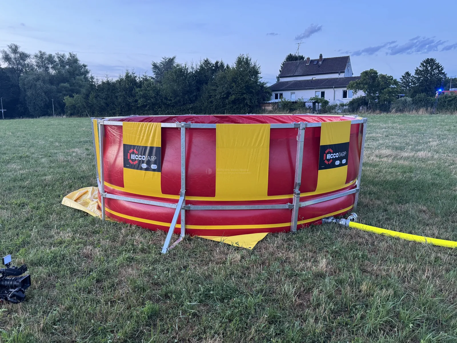 Temporärer Wasserbehälter der Feuerwehr auf Feld bei Rösrath