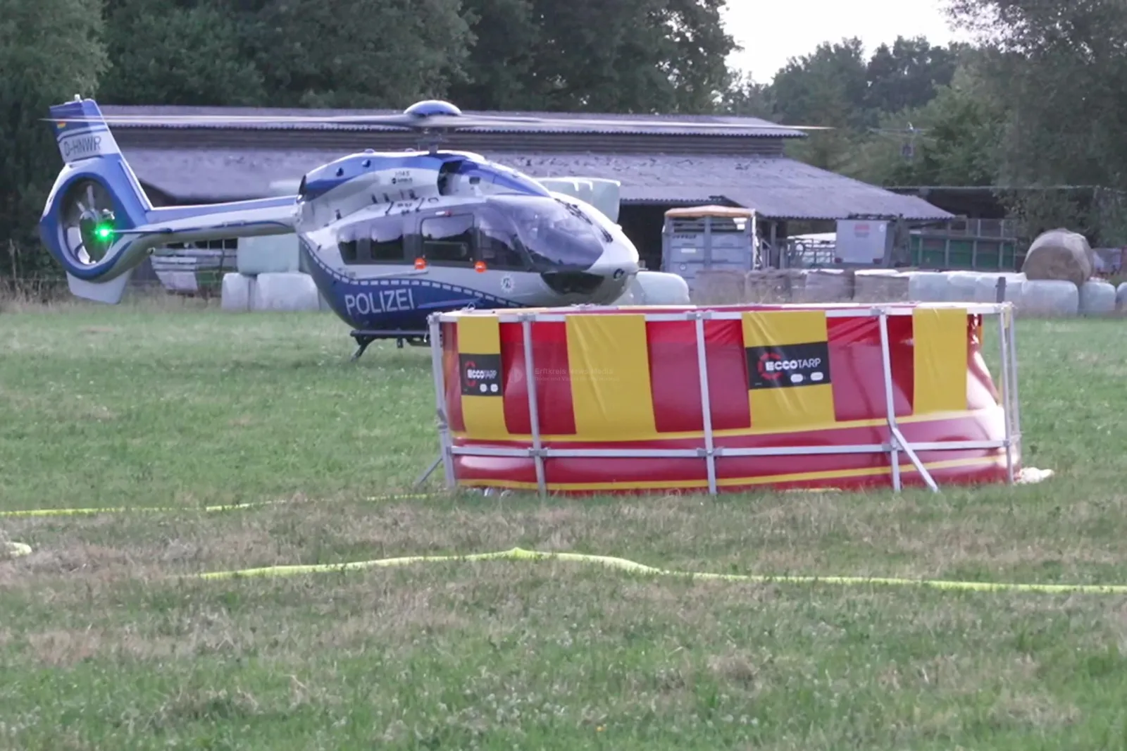 Polizeihubschrauber am Einsatzort in Rösrath