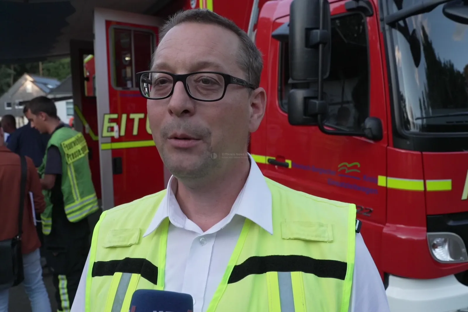 Sprecher der Feuerwehr Rösrath bei Großbrand in Warner Heide