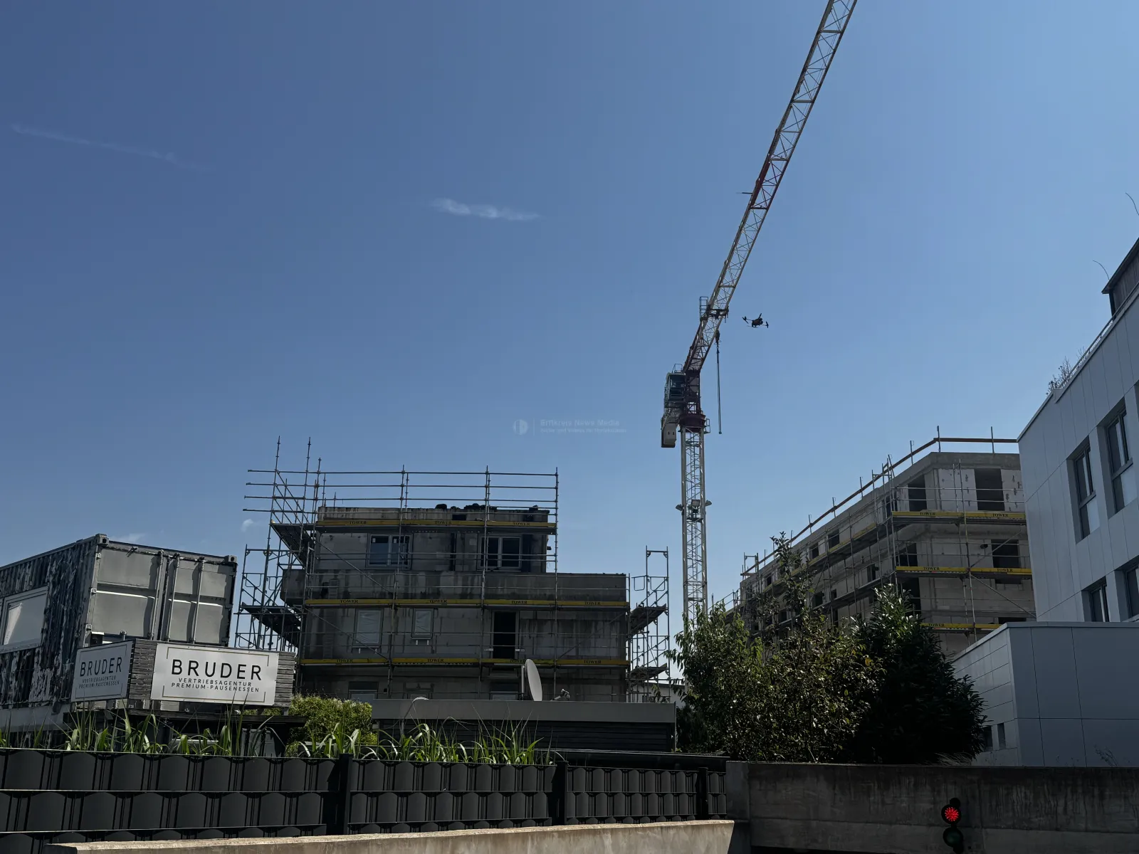 Baukran mit Drohne über Baustelle in Hürth