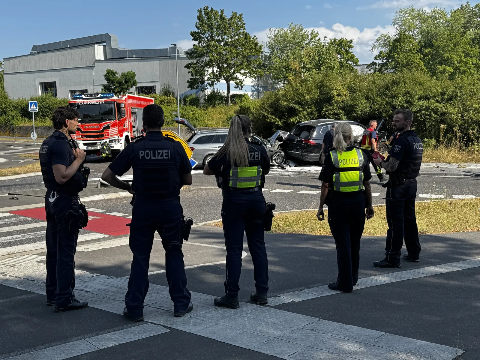 Polizei und Feuerwehr am Unfallort in Wesseling