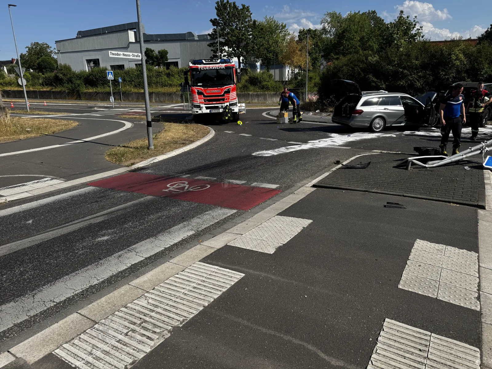 Verkehrsunfall mit Feuerwehr am Kreisverkehr in Wesseling