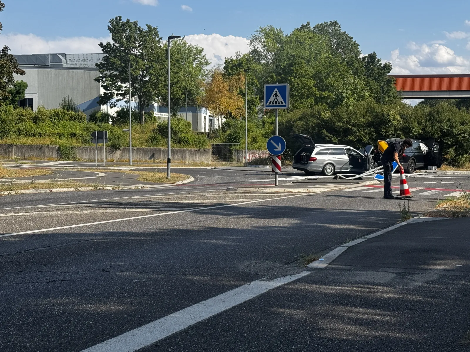 Verkehrsunfall mit zwei beschädigten Fahrzeugen an Kreuzung in Wesseling