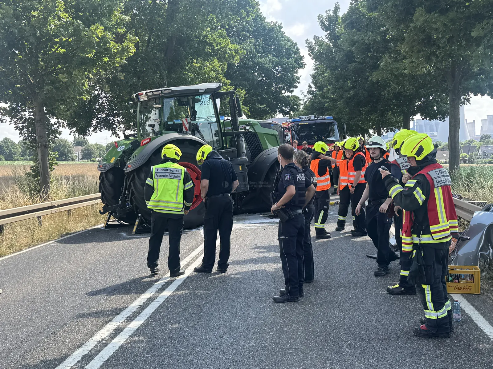 Einsatzkräfte am Traktor-Unfall auf B477 in Bergheim