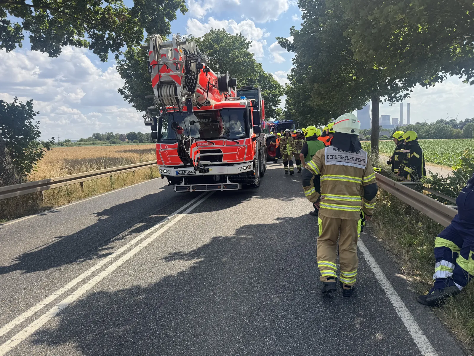 Feuerwehr und Kranwagen bei Unfall auf B477 in Bergheim