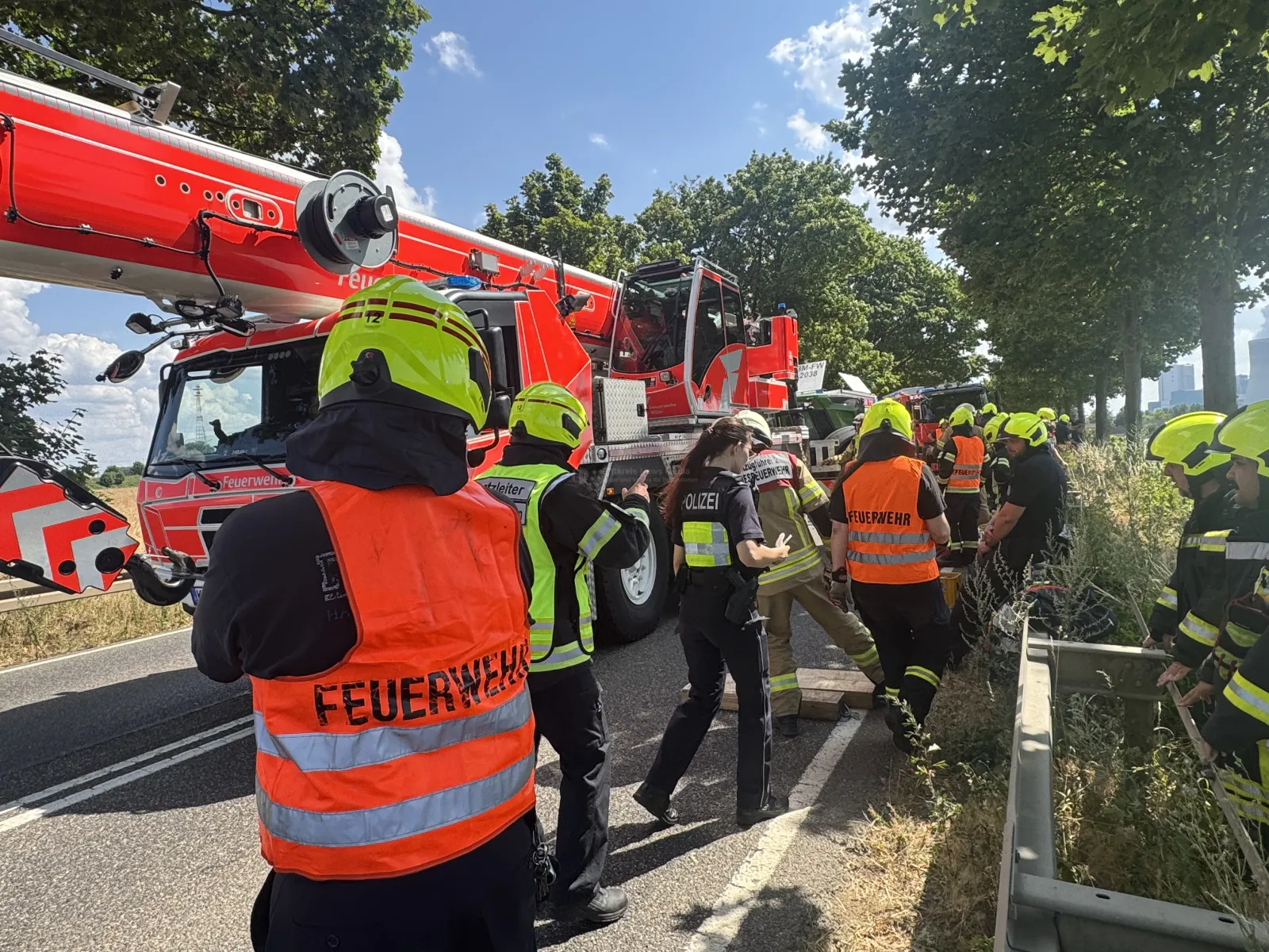 Einsatzkräfte an Unfallstelle auf B477 in Bergheim Rhiedt