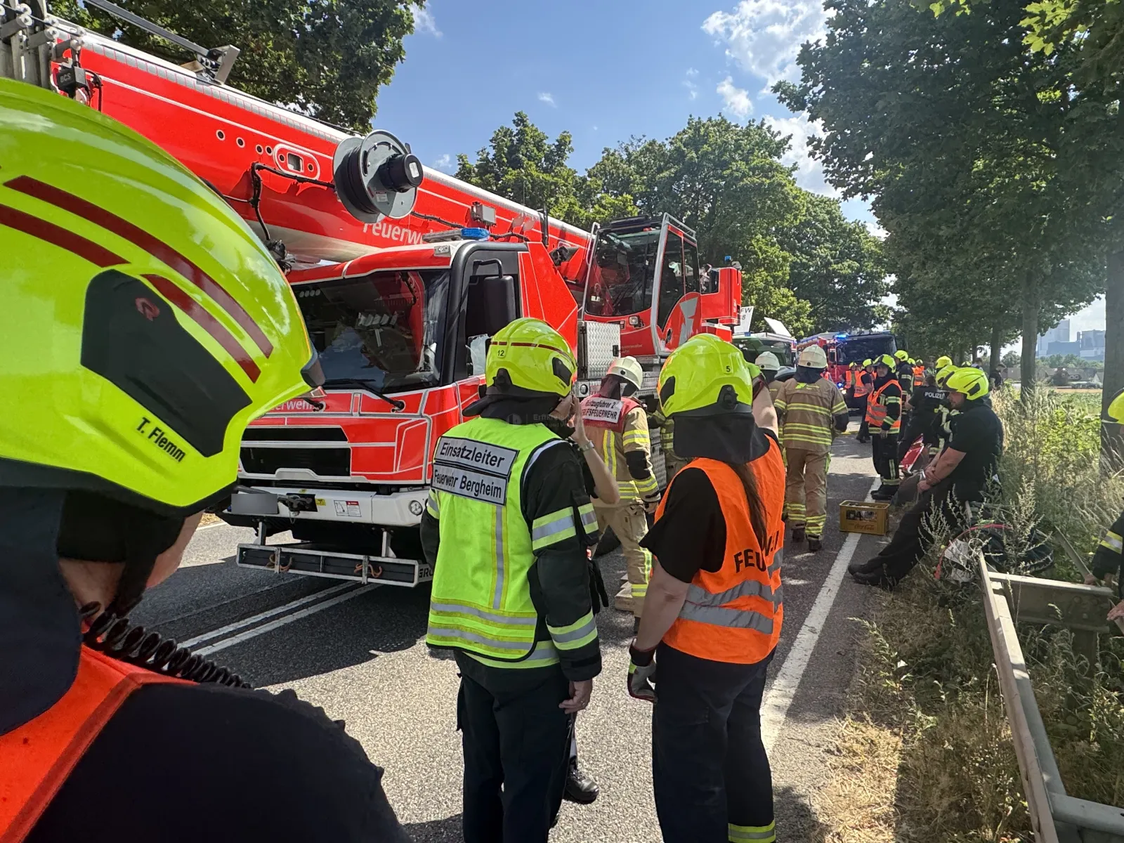 Einsatzkräfte der Feuerwehr bei Unfall auf B477 in Bergheim