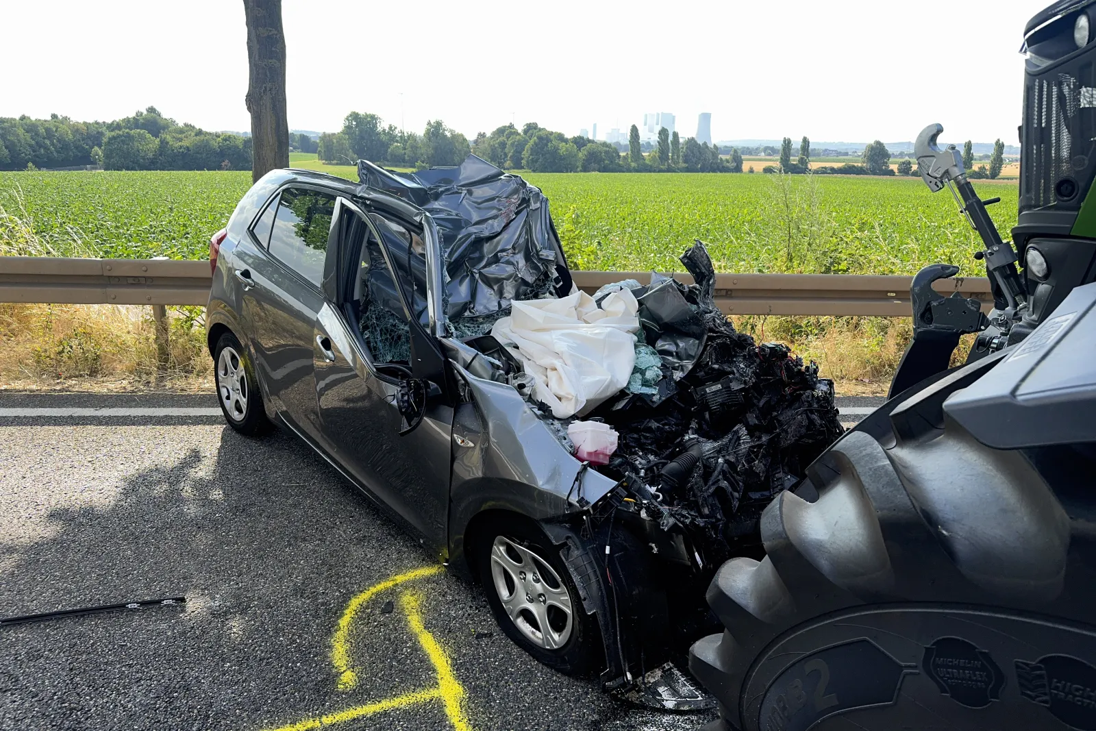 Traktor überrollt PKW bei Unfall in Bergheim Rhiedt