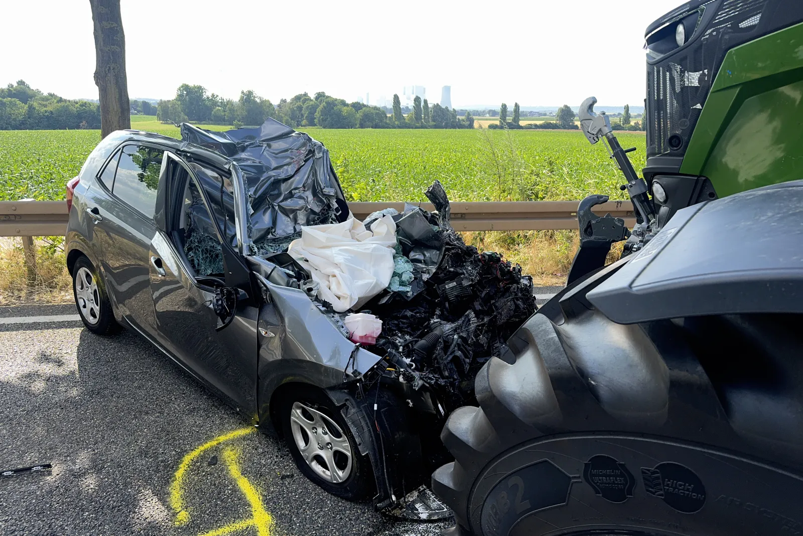 Schwerer Verkehrsunfall mit Traktor und PKW in Bergheim Rhiedt
