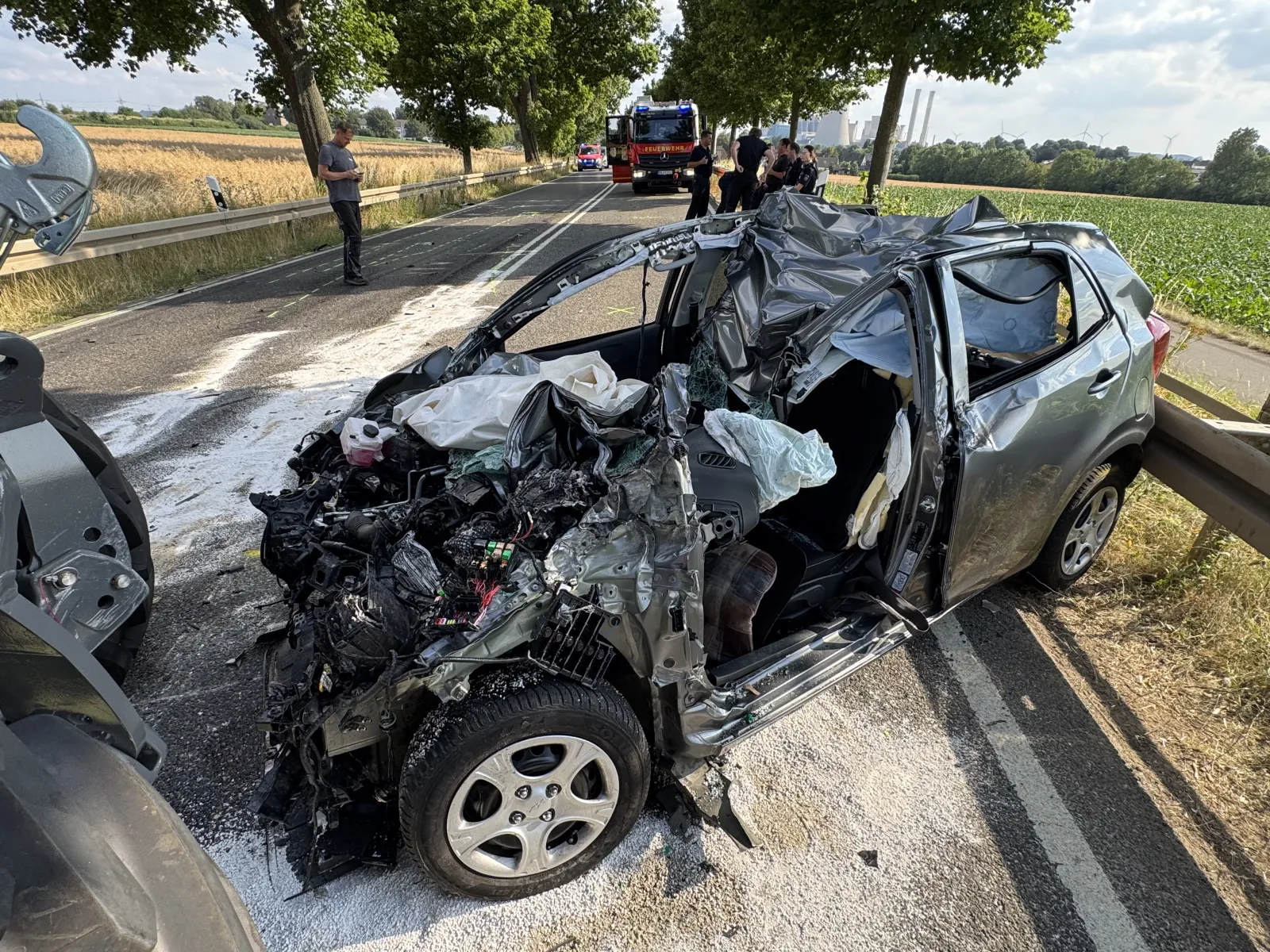 Schwer beschädigter Pkw nach Traktorunfall auf B477 bei Bergheim