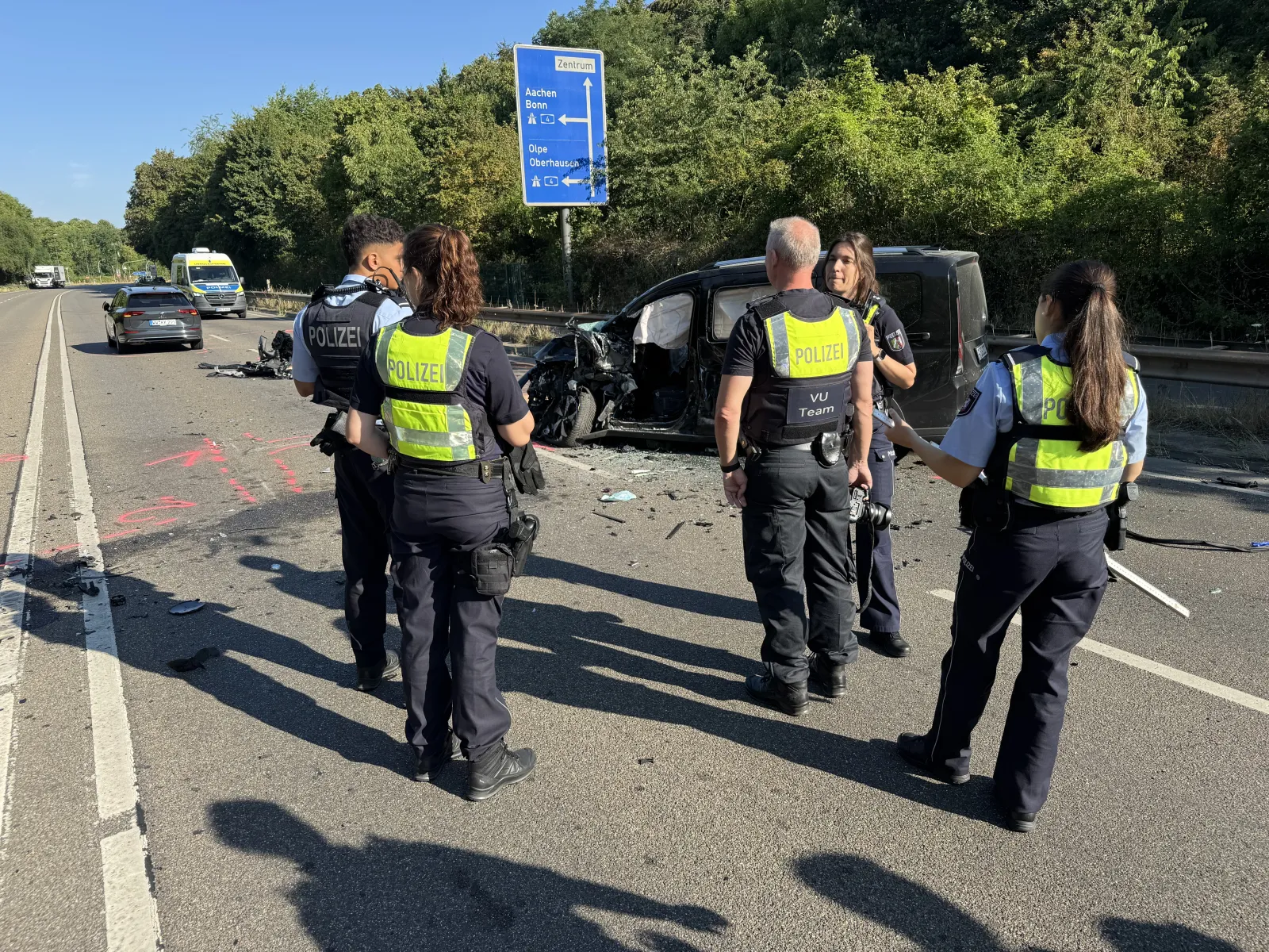 Polizeieinsatz nach schwerem Frontalunfall auf der Kölner Straße in Porz