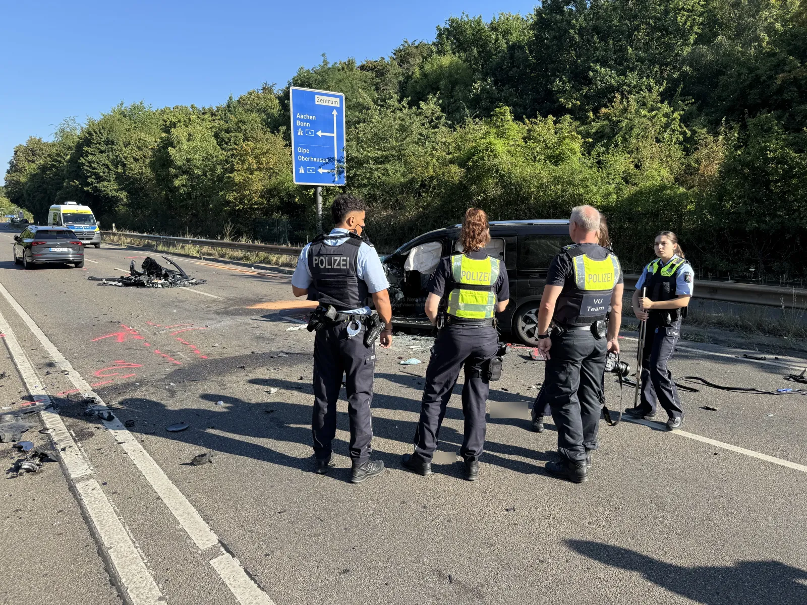 Unfallstelle mit Polizei und demoliertem Fahrzeug auf Kölner Straße in Porz