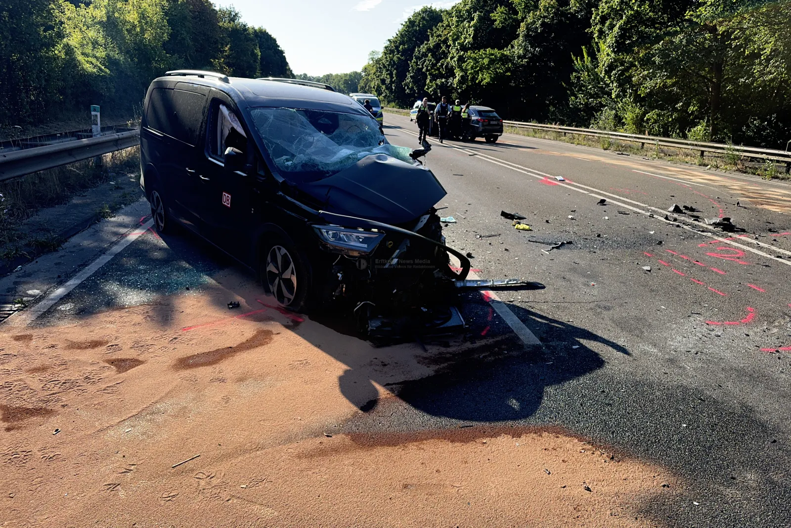 Schwer beschädigter schwarzer Lieferwagen bei Unfall auf Kölner Straße in Porz