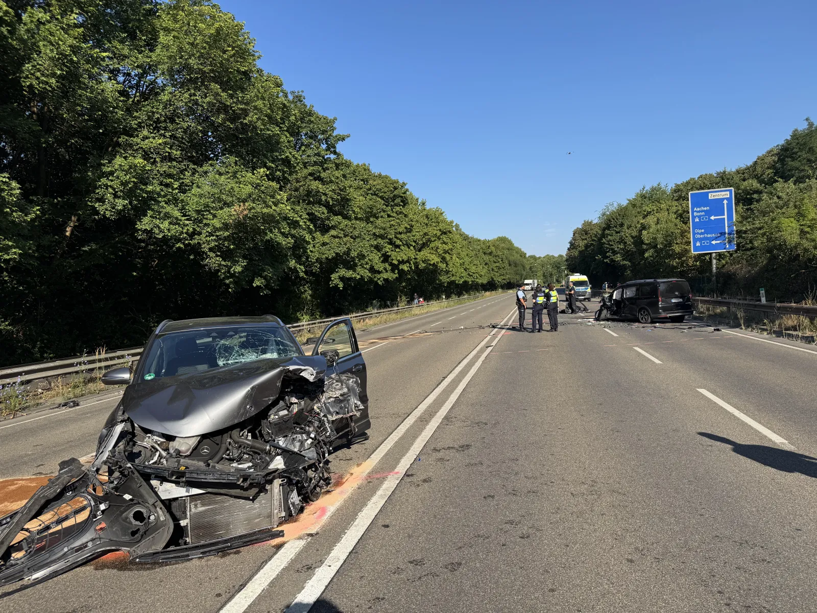 Frontalzusammenstoß auf der Kölner Straße in Porz mit schwer beschädigten Fahrzeugen