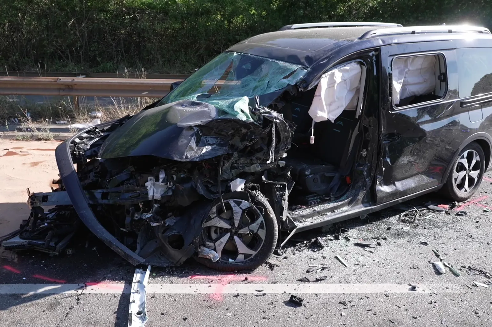 Schwer beschädigter schwarzer Personenwagen nach Unfall auf Kölner Straße