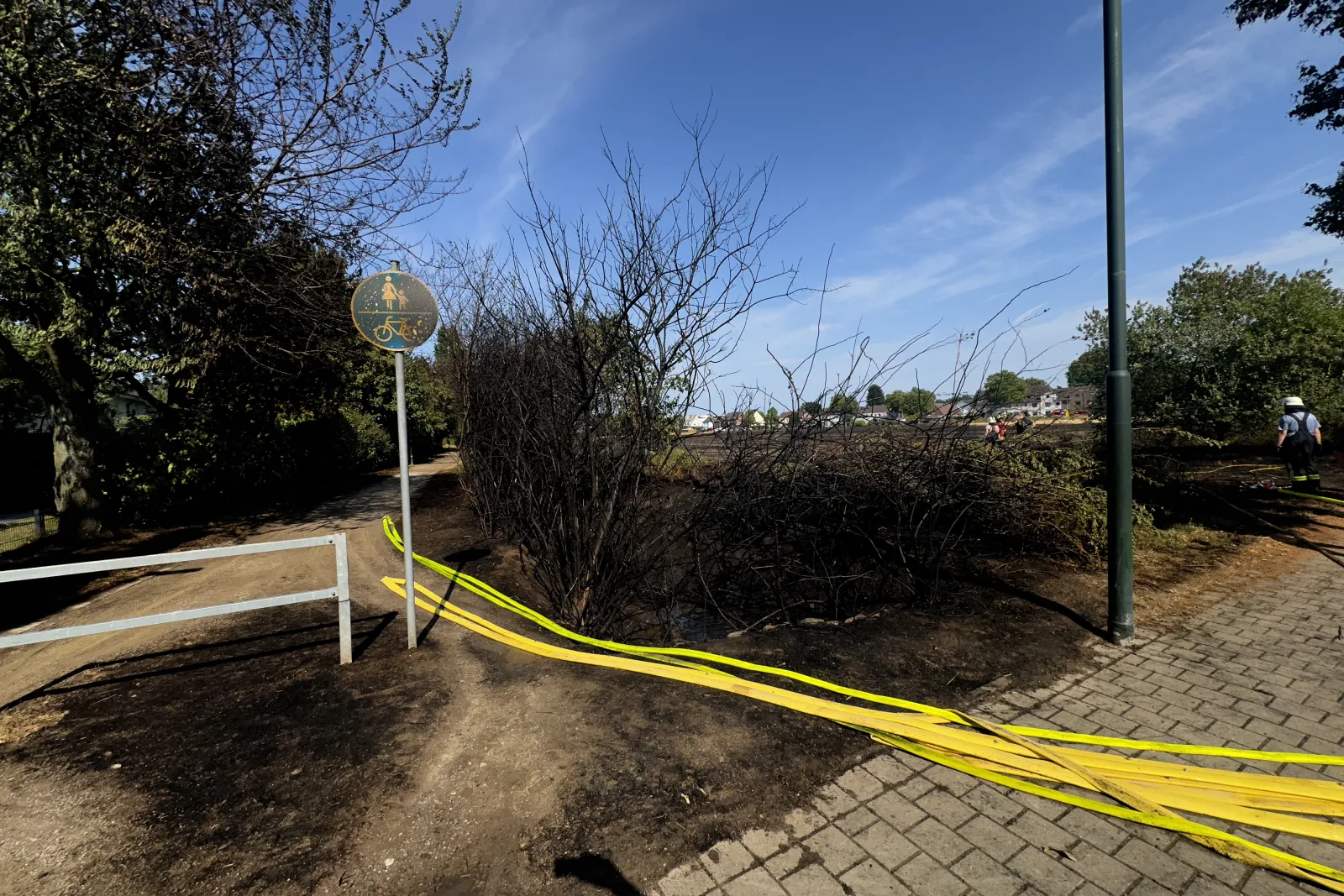Feldbrandgelände mit Feuerwehrschläuchen in Kerpen-Sindorf